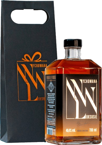 WYCHOWANA W LUKSUSIE PROUD OF VODKA MIRABELLE 40,4%.png